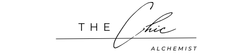 Logo du blog The Chic Alchemist, écrit en typographie serif épurée et élégante, reflétant un univers sophistiqué et moderne axé sur la beauté et le luxe conscient.
