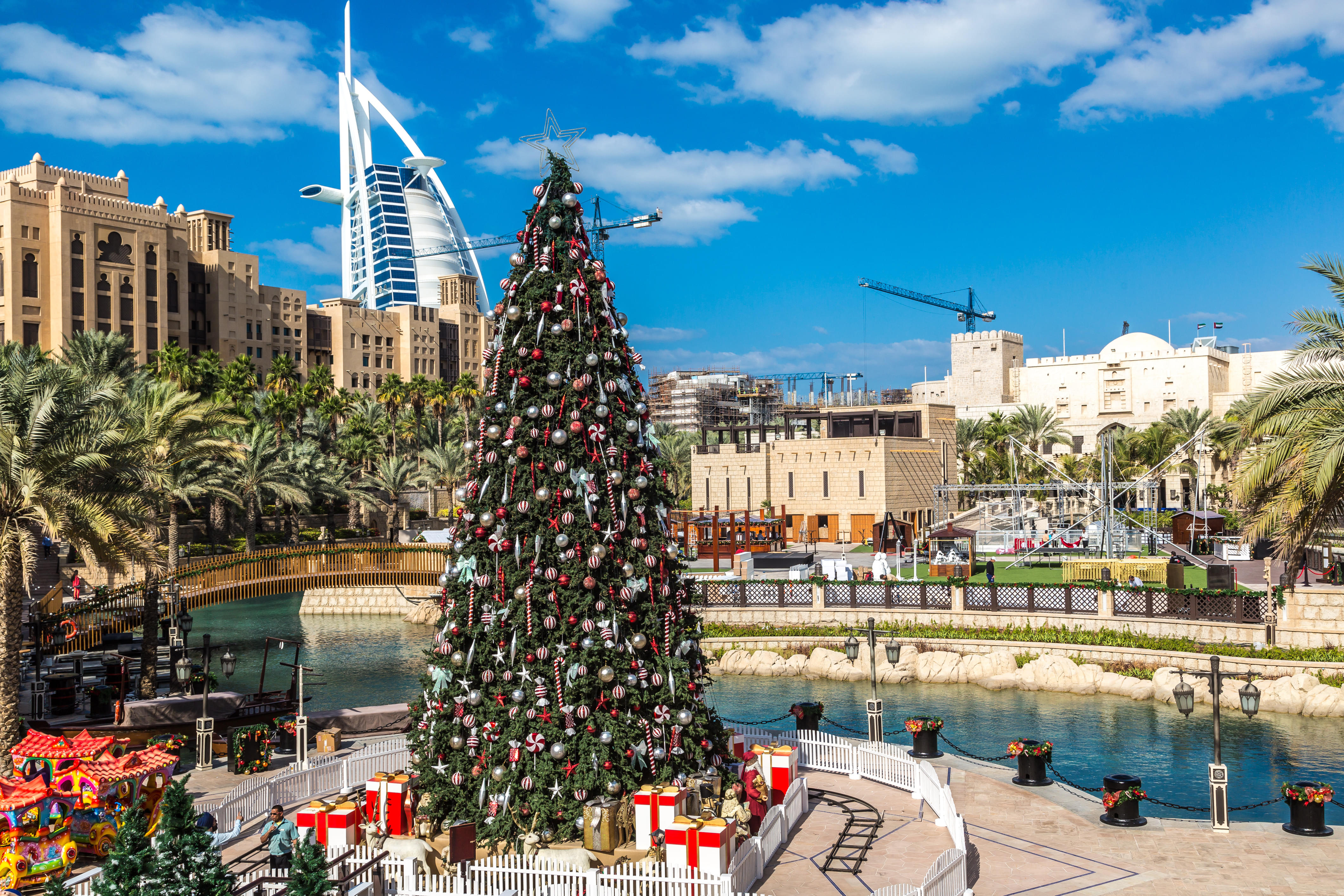 Photographie d’un marché de Noël à Dubaï, mettant en scène des stands décorés, des lumières festives et une ambiance chaleureuse dans un environnement urbain moderne.